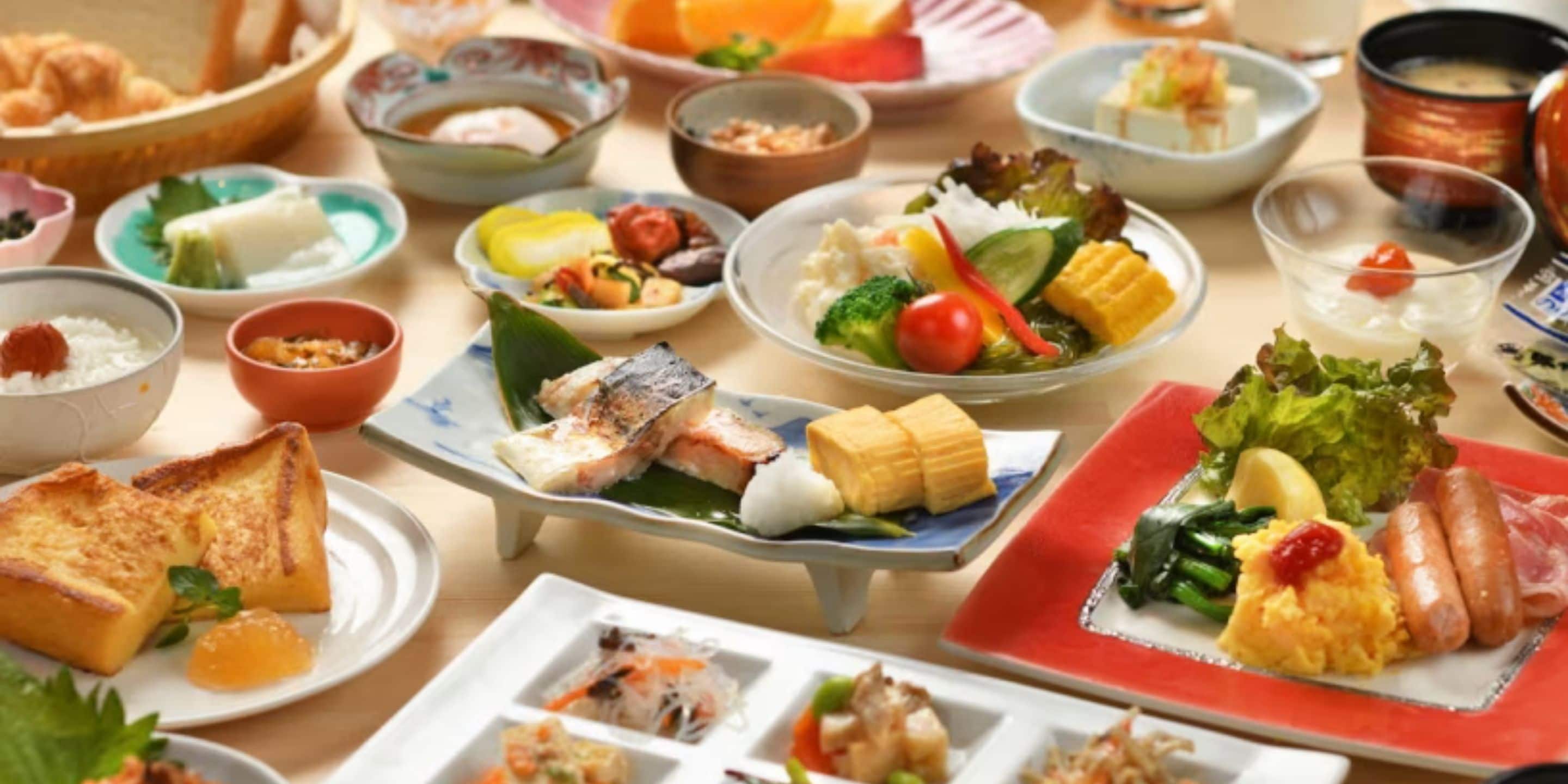 Variedad de platos en una mesa, como sushi, sashimi y otras especialidades asiáticas.