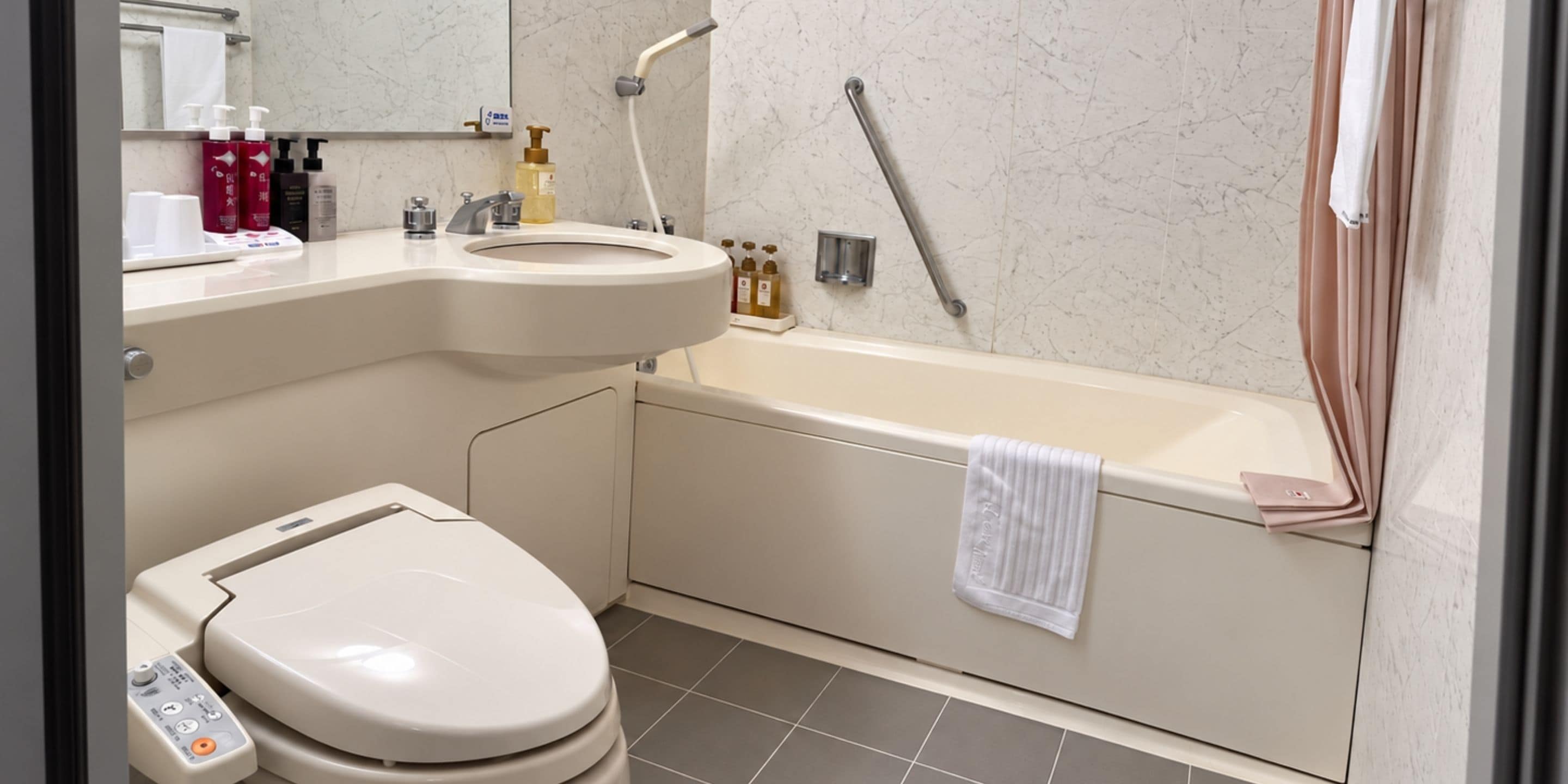 Un baño moderno con inodoro, lavabo y bañera.