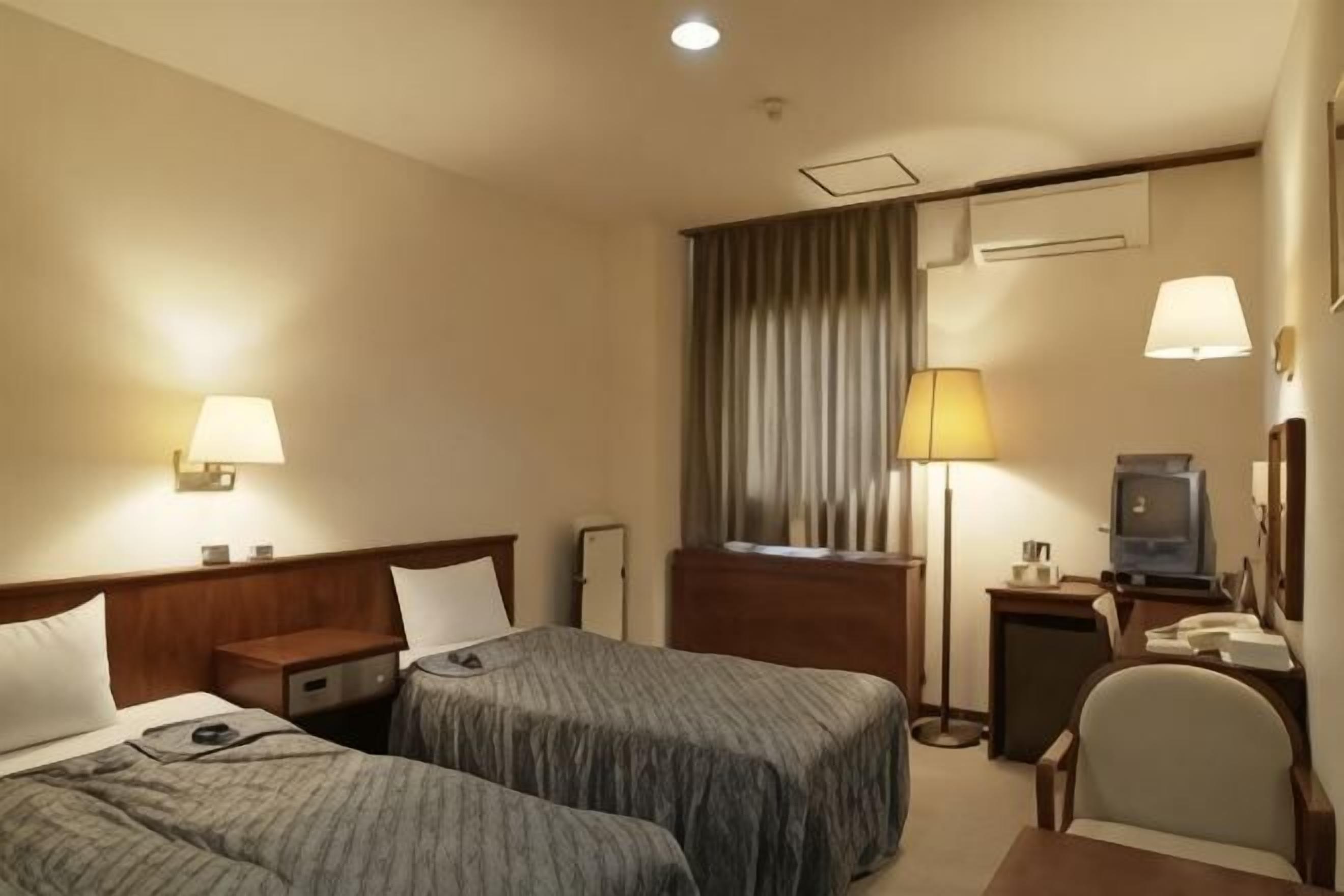 办公桌、遮光窗帘、熨斗/熨板、免费 WiFi