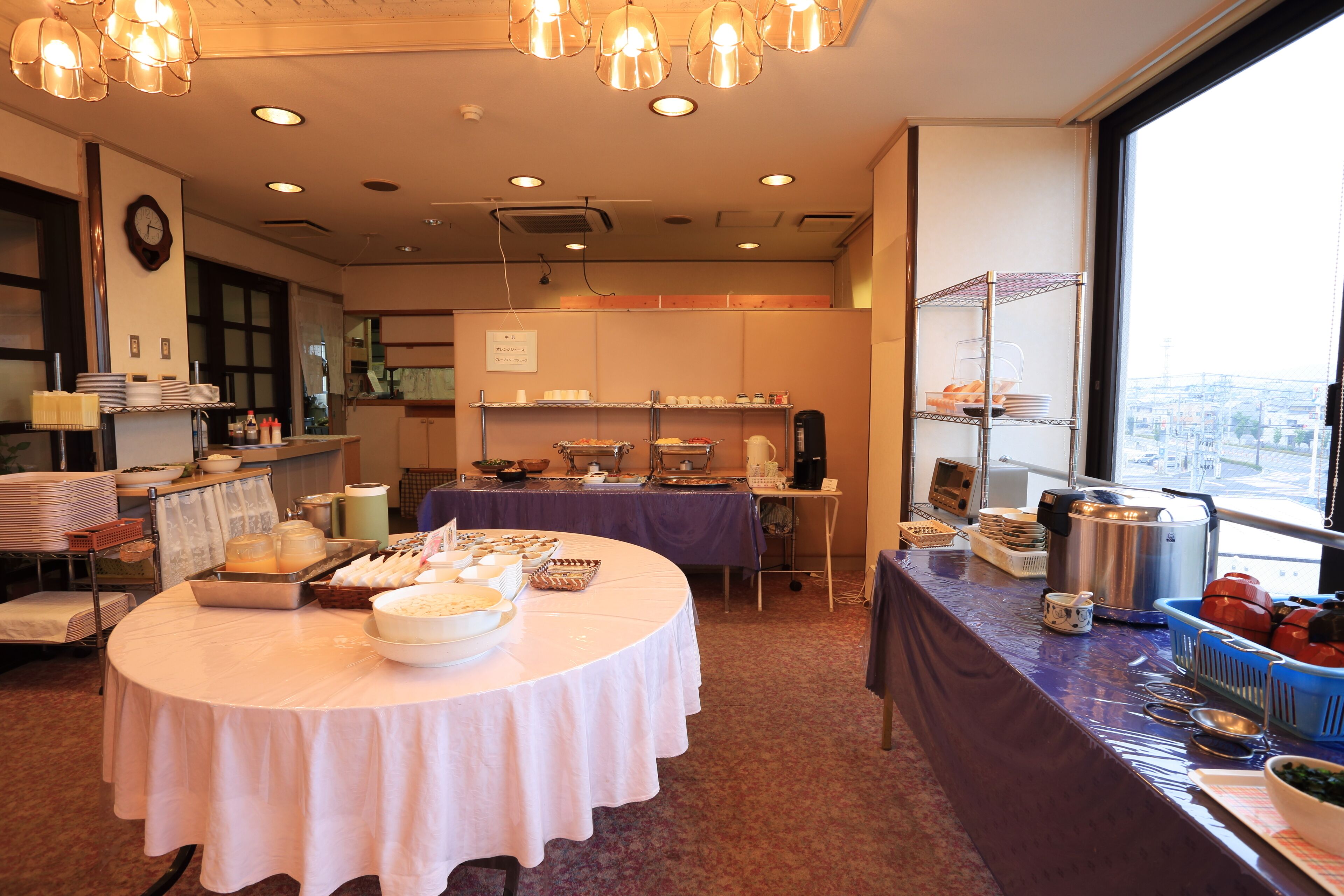 Daily buffet breakfast (JPY 950 per person)