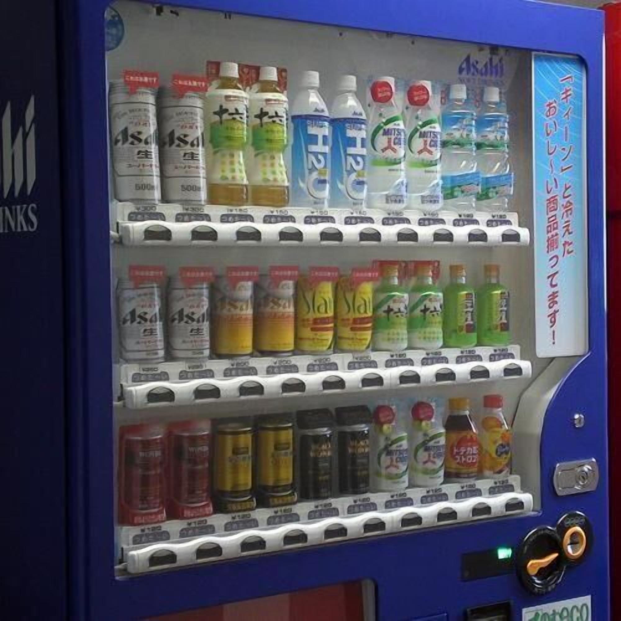 Automat fyldt med forskellige drikkevarer og snacks.