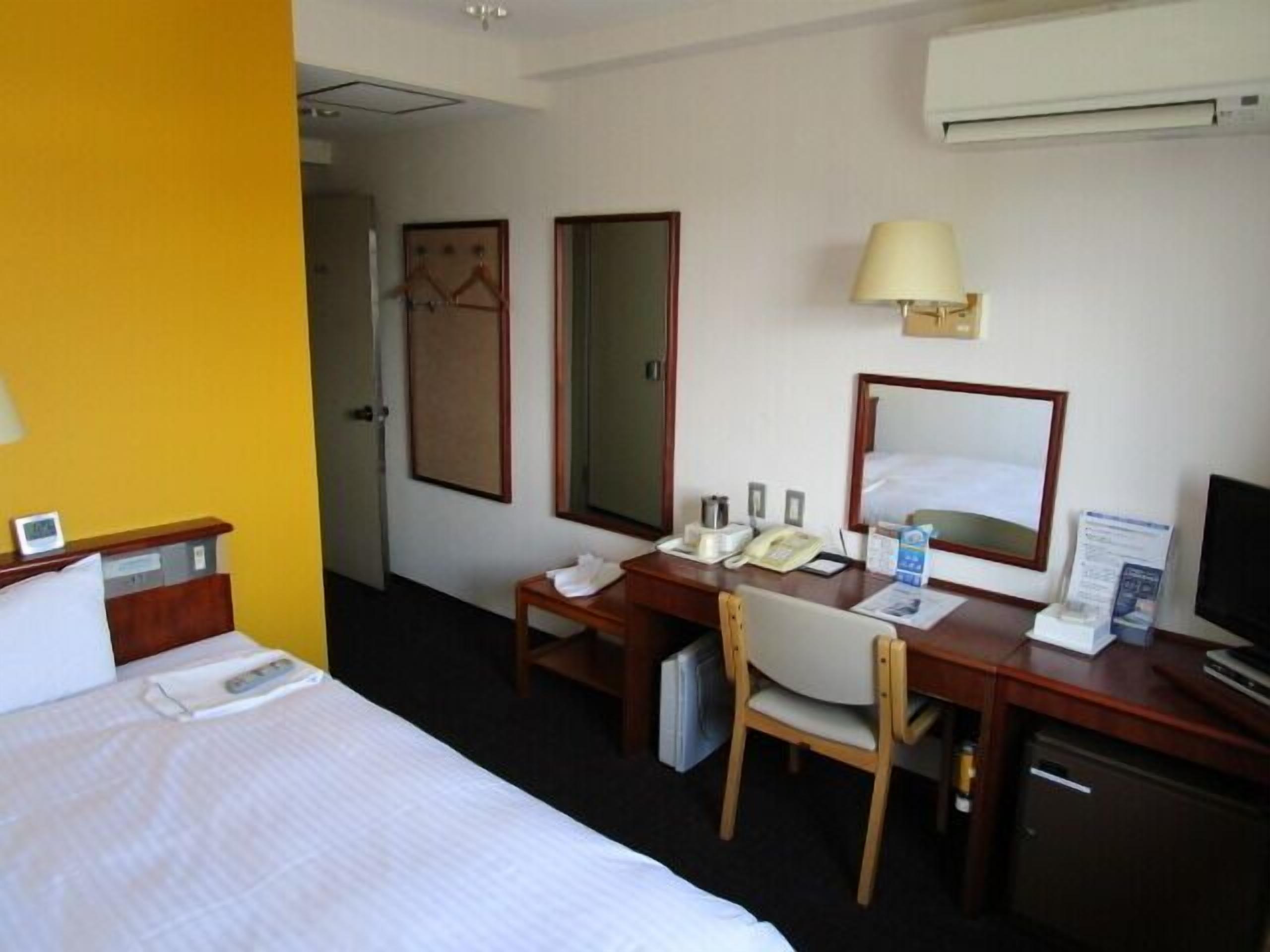 Escritorio, cortinas blackout y tabla de planchar con plancha 