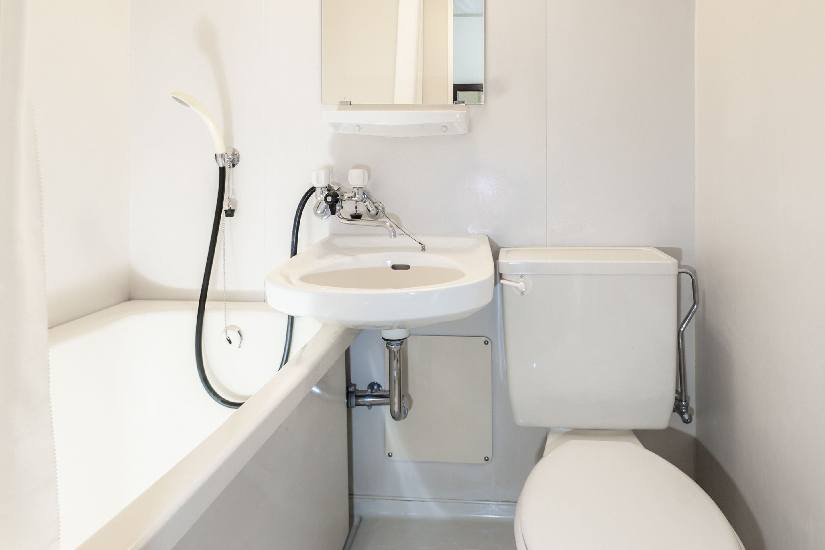 combined shower/bathtub, hair dryer, slippers, towels