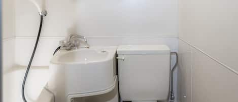 Bañera con ducha, secador de pelo, pantuflas, toallas