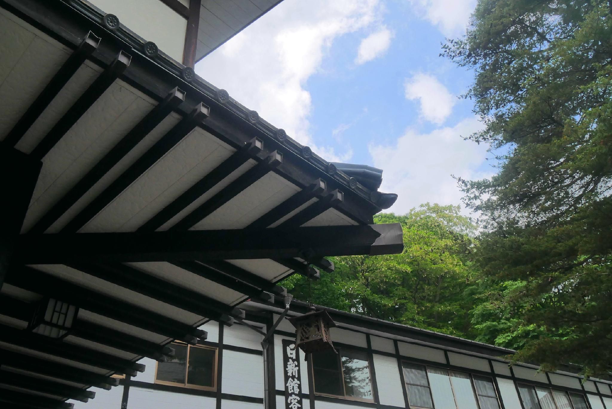 Un edificio japonés tradicional con tejado de cerámica y estructura de madera.