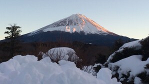Una montagna innevata con cielo sereno.