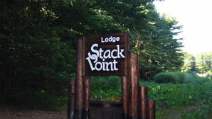 Un cartello di legno con la scritta "Lodge Stack Point" che indica il nome del lodge.