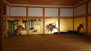 A room with tatami flooring and shoji screens depicting tiger scenes. - Smile Hotel Nagoya Shinkansenguchi (Nagoya)