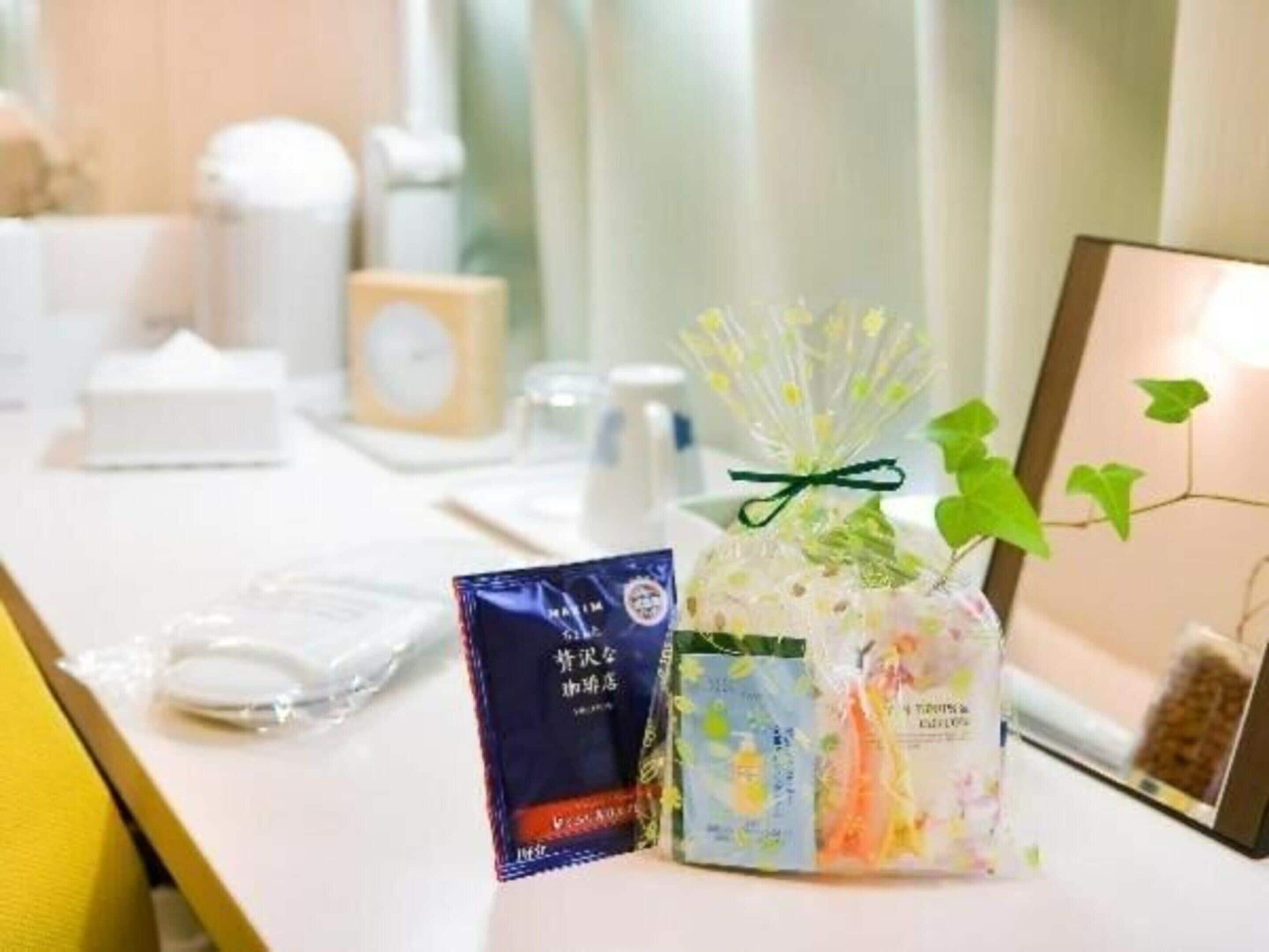 combined shower/bathtub, rainfall showerhead, free toiletries