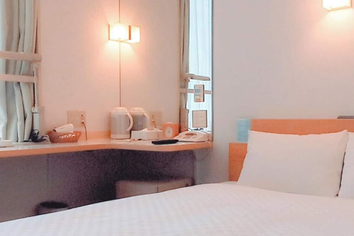 Bureau, fer et planche à repasser, Wi-Fi gratuit, draps fournis