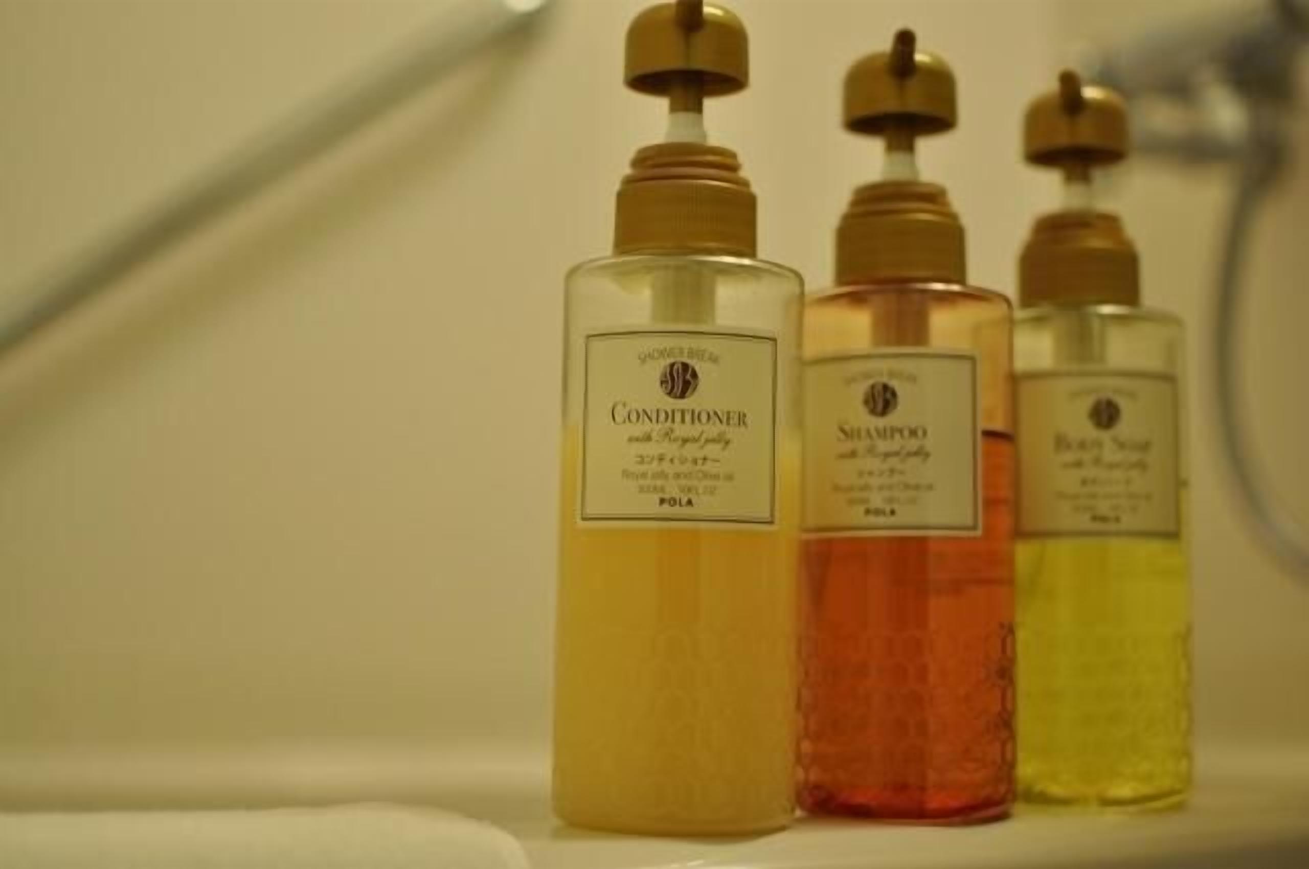 combined shower/bathtub, rainfall showerhead, free toiletries