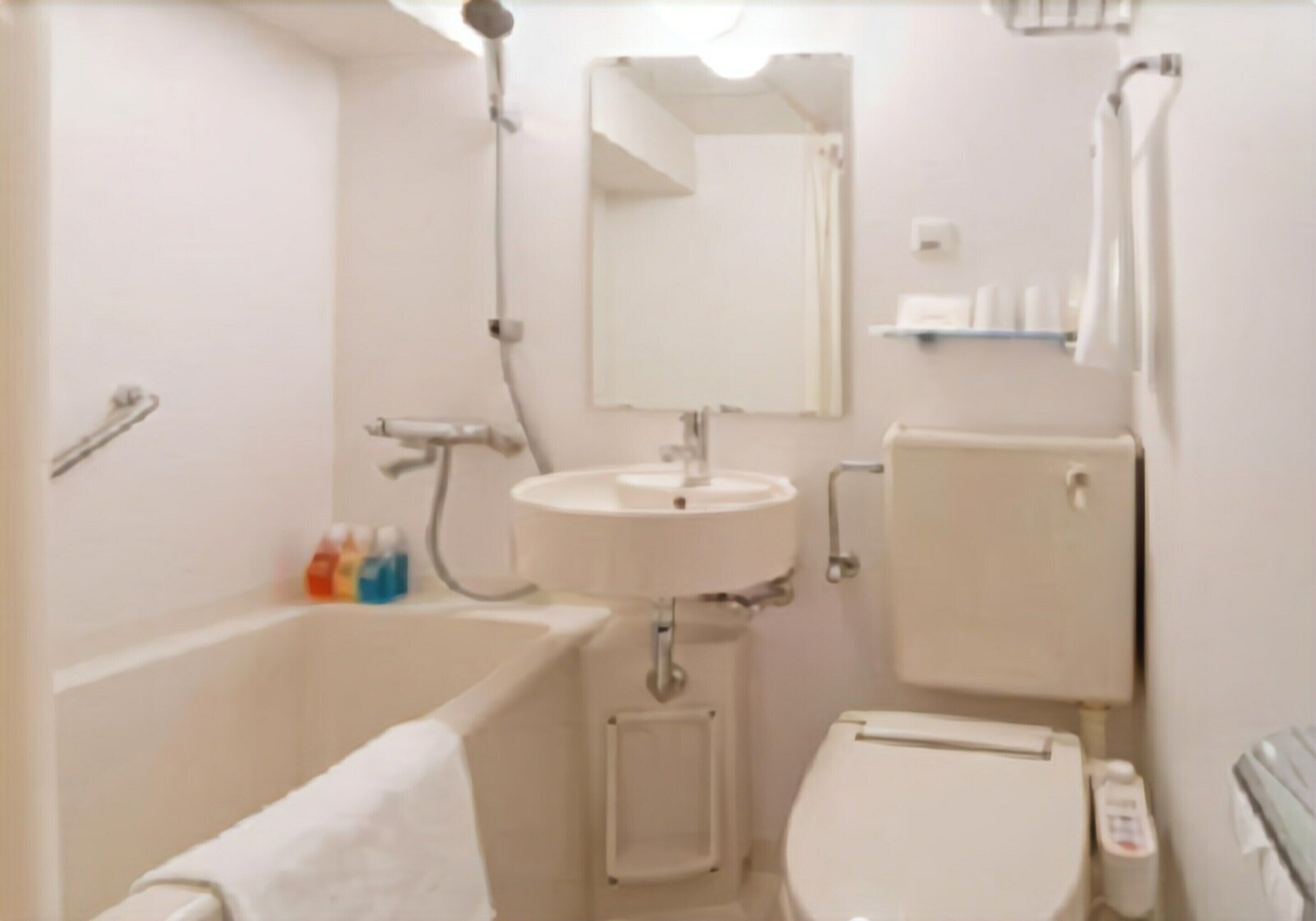 combined shower/bathtub, rainfall showerhead, free toiletries