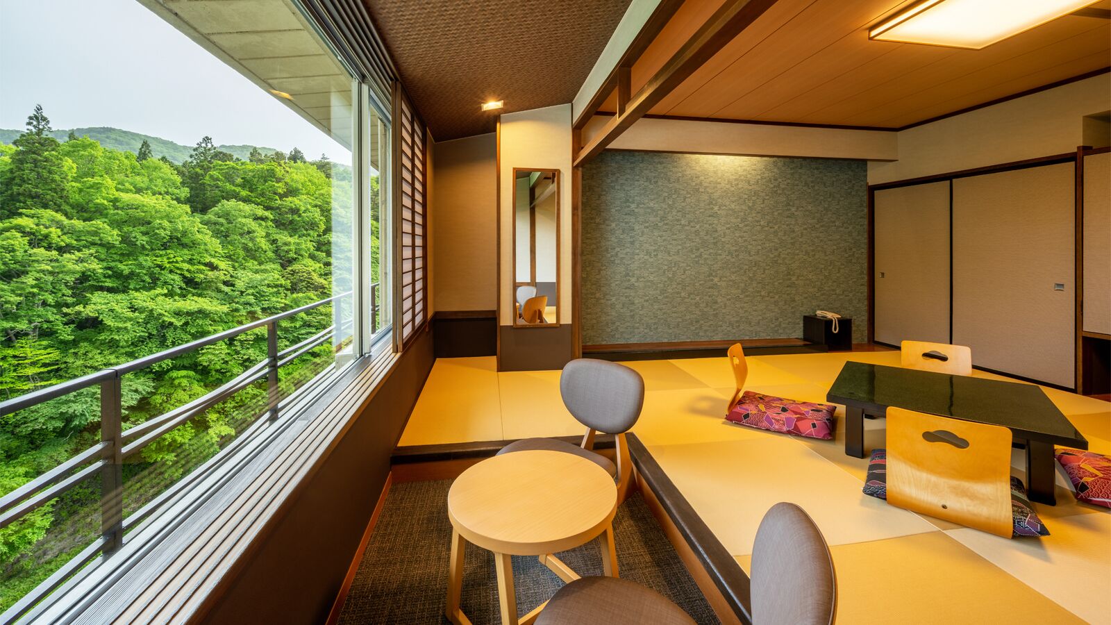 Een moderne vergaderruimte met tatami matten, een grote tafel en stoelen.