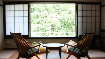 Premium bedding, in-room safe