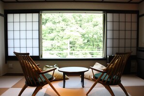 ห้องดีลักซ์ | เครื่องนอนระดับพรีเมียม, ตู้นิรภัยในห้องพัก