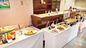 Un buffet proposant divers plats et accompagnements.