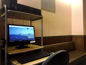 Una computadora sobre un escritorio de madera con monitor, teclado y ratón.