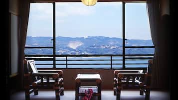 Traditionele kamer, niet-roken, uitzicht op oceaan (Japanese Style, Main Building) | Een kluis op de kamer, een bureau