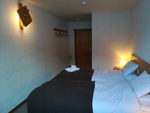 Habitación con 2 camas individuales, baño privado | Escritorio, insonorización, wifi gratis y ropa de cama 