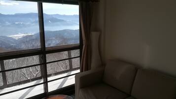 Desk, soundproofing, free WiFi, bed sheets