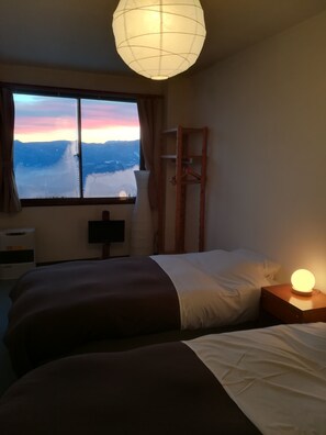 4 人部屋 共用バスルーム | デスク、防音設備、WiFi (無料)、ベッドシーツ