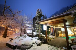 Front of property – evening/night - Nakaoyama Onsen Shosenkaku (Nagano)