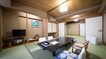 传统客房 (Japanese, For 6 guests, with Bathroom) | 迷你吧、客房内保险箱、办公桌、笔记本电脑工作区