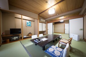 Minibar, caja de seguridad en la habitación y escritorio 