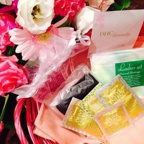 A bouquet of flowers, a card, and packets of olive oil. - Konaya Hotel (Kofu)