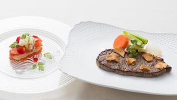 Twee borden eten op een witte tafel.
