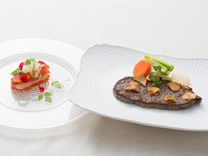 Dos platos de comida sobre una mesa blanca.