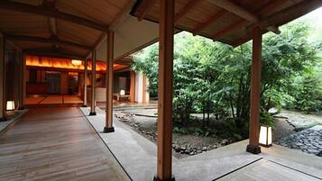 المنطقة المحيطة بالمنشأة