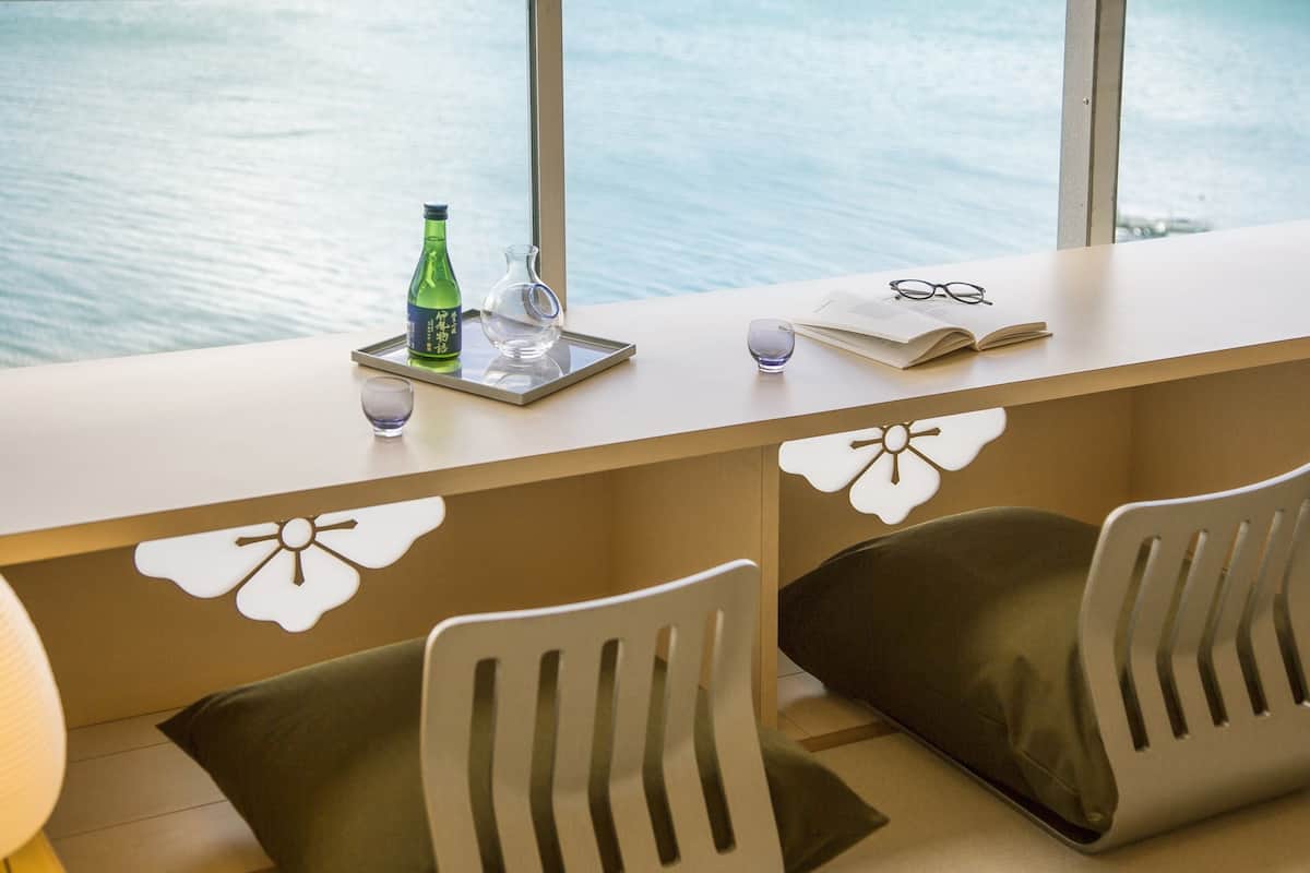 Traditionellt rum (Sakura, Modern, 12 tatami mats) | Värdeförvaringsskåp på rummet, skrivbord, gratis wi-fi och sängkläder