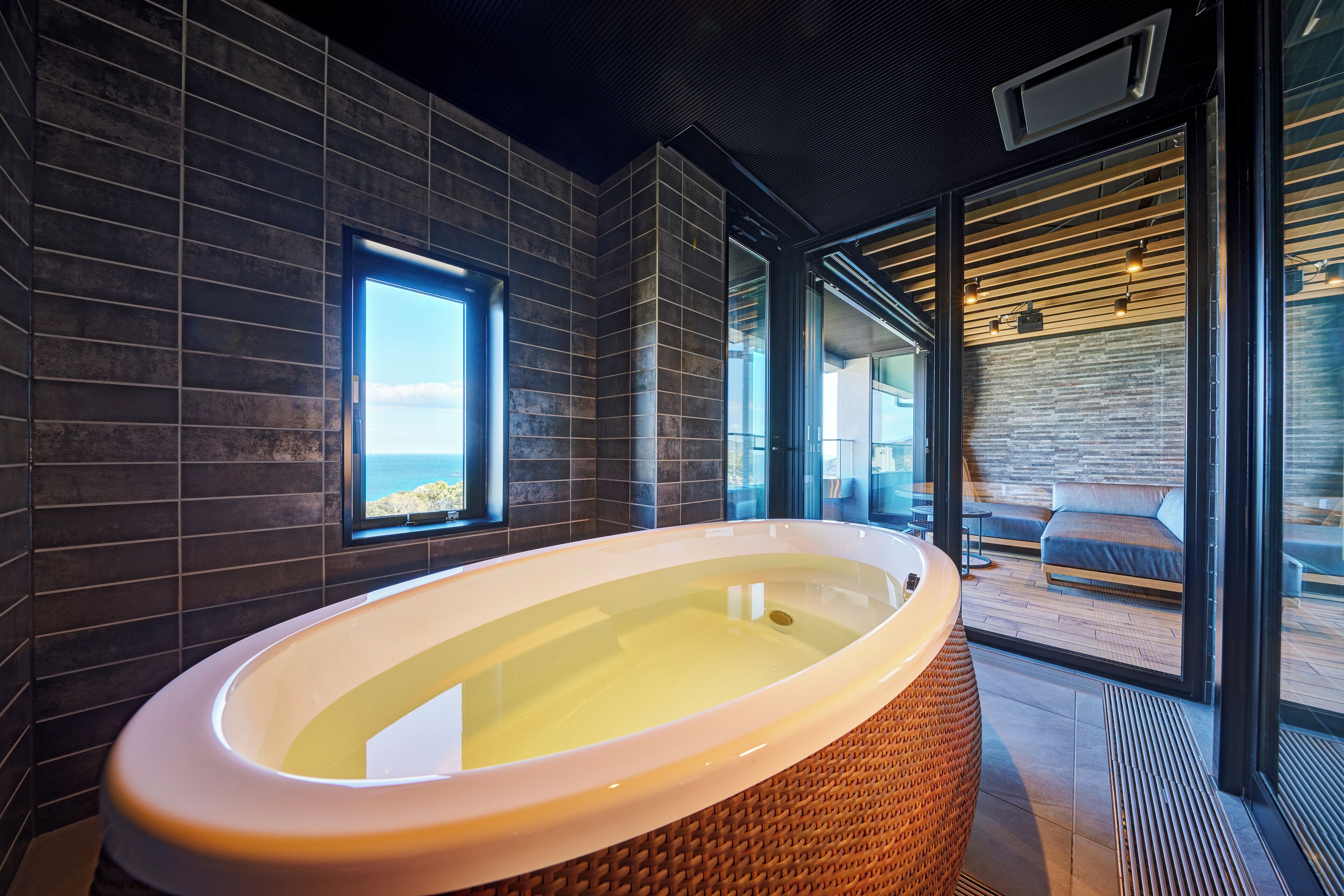 豪華套房, 海景 | 房內夾萬、書桌、免費 Wi-Fi、床單