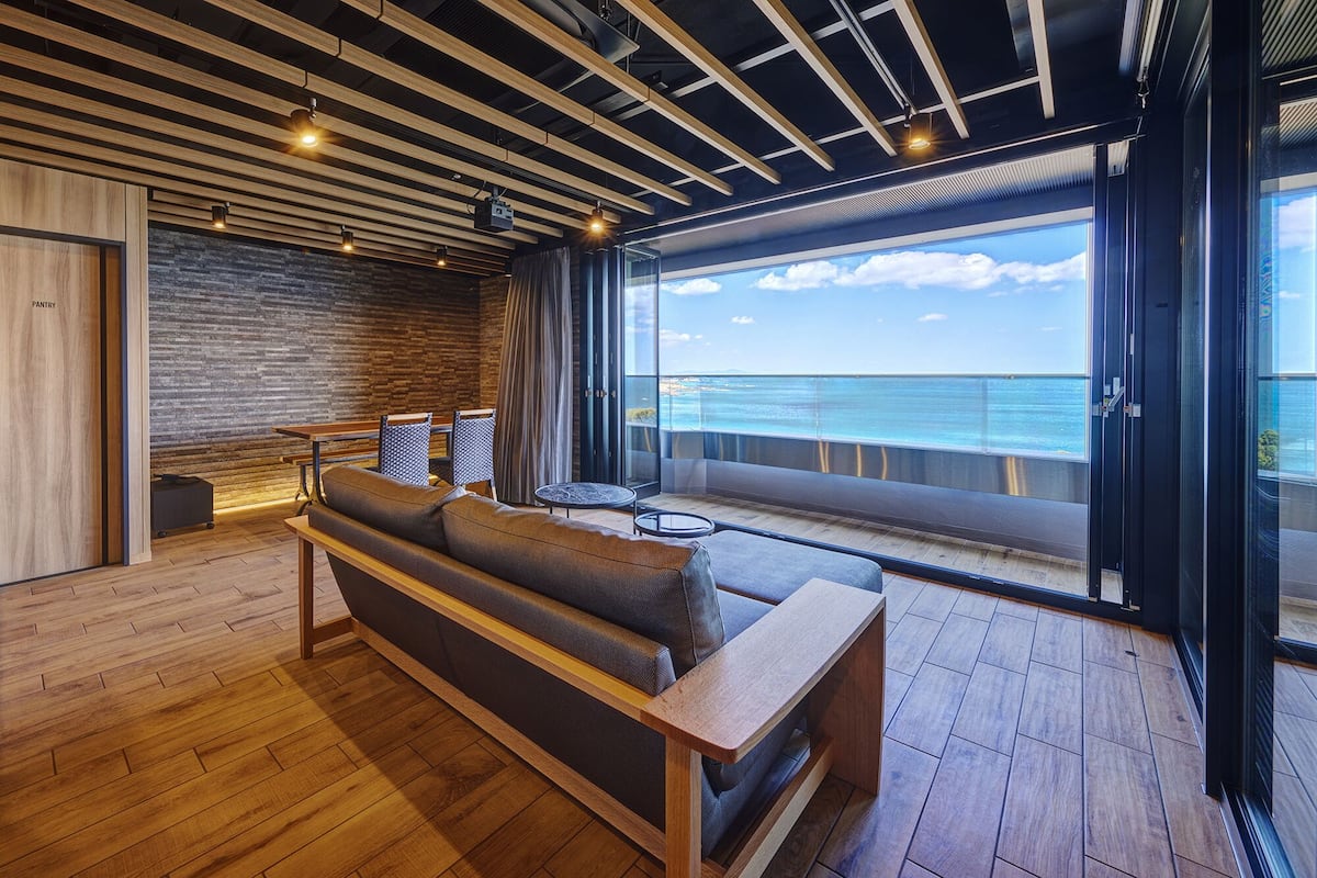 Luxe suite, sauna, uitzicht op oceaan | Een kluis op de kamer, een bureau, gratis wifi, beddengoed