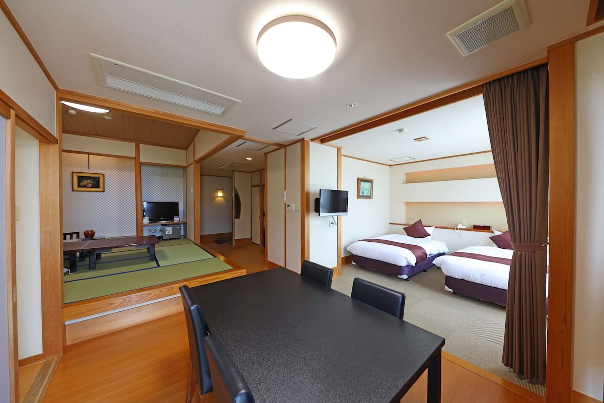 Deluxe kamer (2beds+5Futons, with Open Air Bath) | Een kluis op de kamer, een bureau, gratis wifi, beddengoed