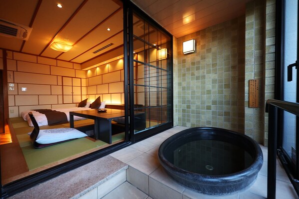 洋風和室 露天風呂付 | セーフティボックス (室内)、デスク、WiFi (無料)、ベッドシーツ