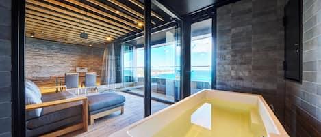 Suite Luxury, sauna, vista oceano | Una cassaforte in camera, una scrivania, Wi-Fi gratuito, lenzuola