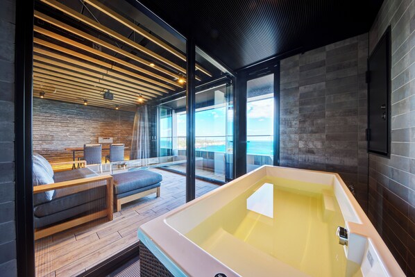 Luxury Suite, Sauna, Ocean View | In-room safe, desk, free WiFi, bed sheets - Resort Hills Toyohama SORA no KAZE (Toba)