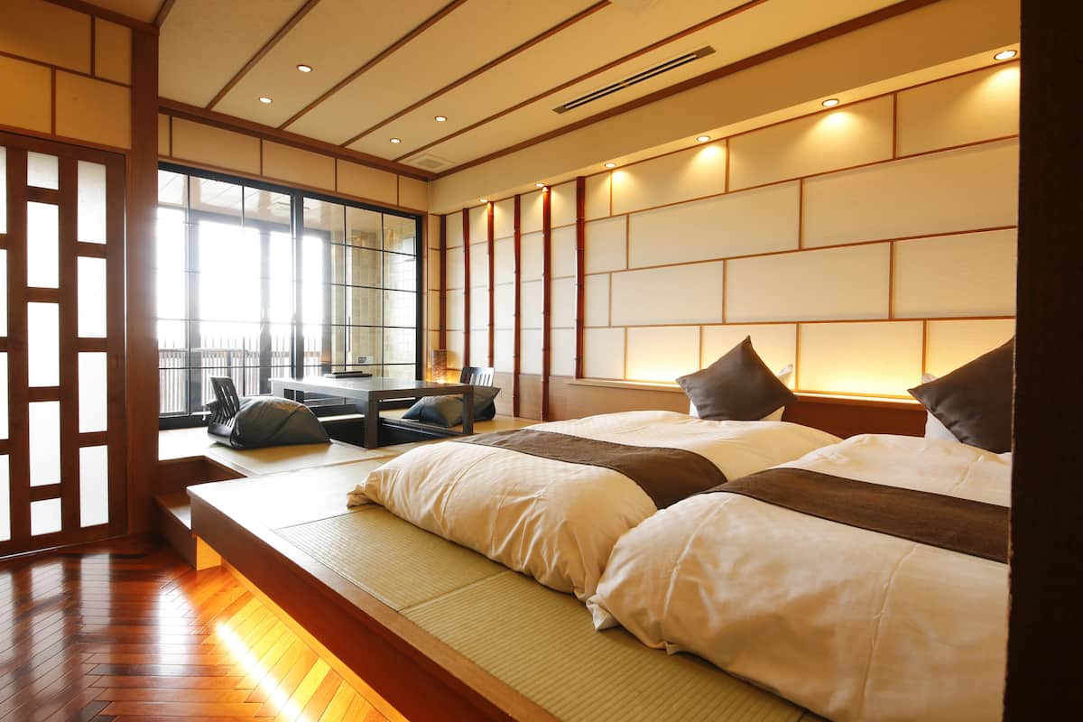 Traditional Twin Room, Non Smoking | Peti besi dalam bilik, meja, Wi-fi percuma, cadar katil