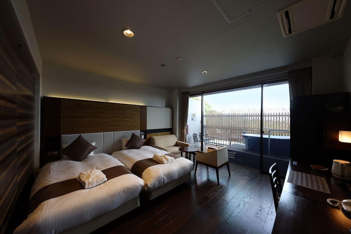 Superior Twin Room, Private Bathroom | Peti besi dalam bilik, meja, Wi-fi percuma, cadar katil