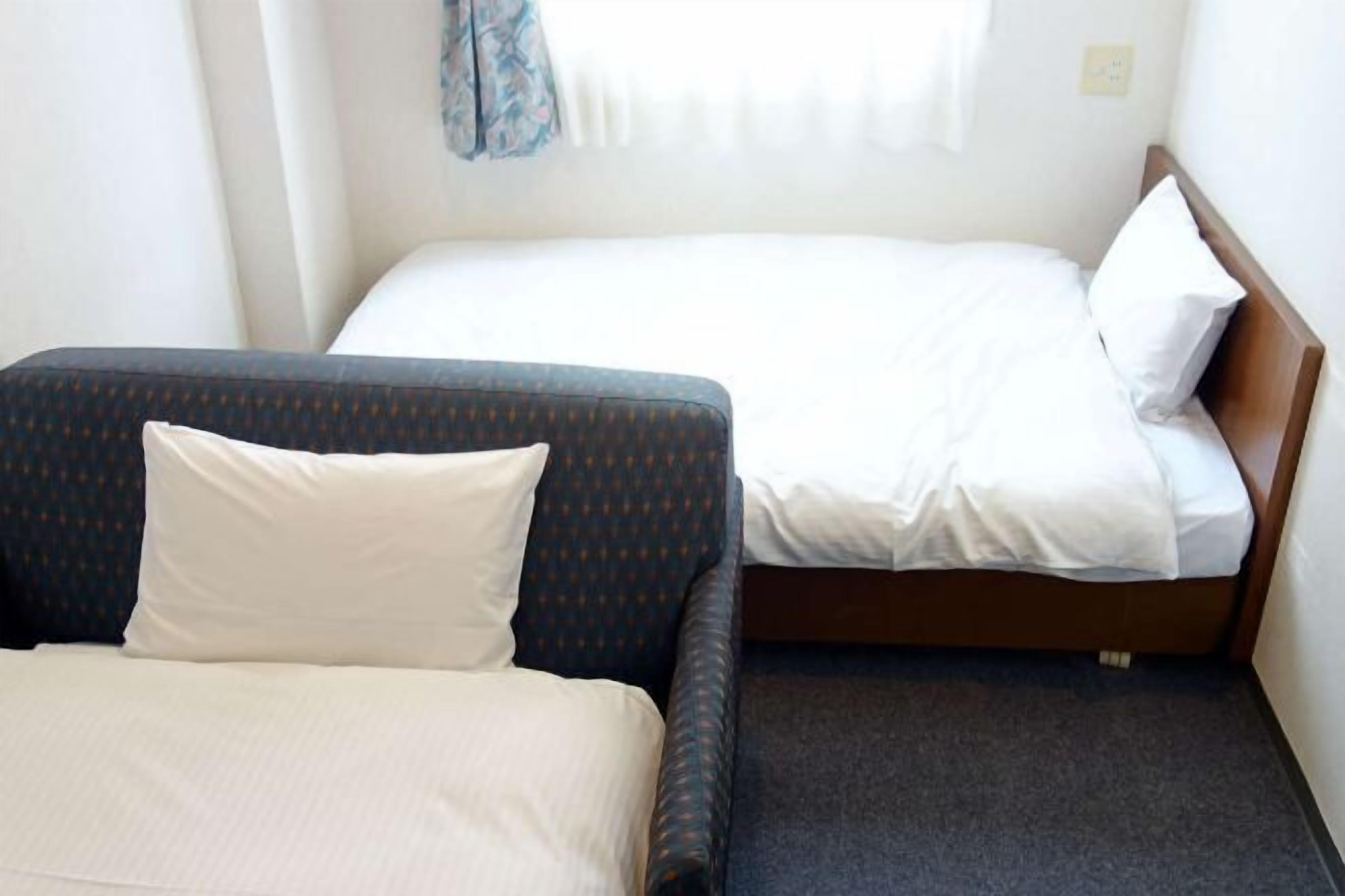 办公桌、遮光窗帘、免费 WiFi、床单