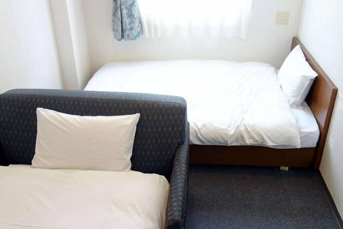 Desk, blackout drapes, free WiFi, bed sheets