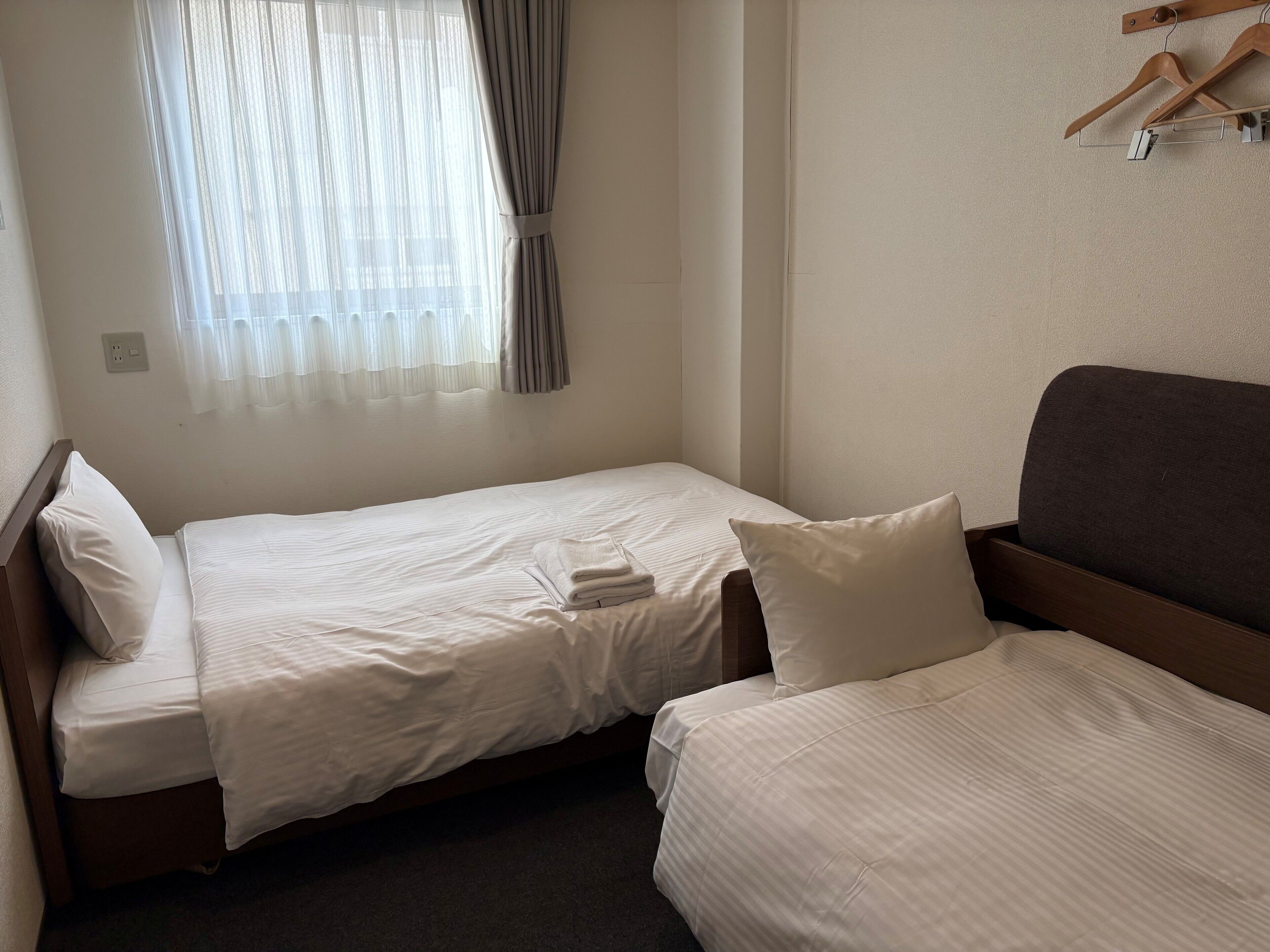 Quarto duplo econômico, para não fumantes | Escrivaninha, cortinas blackout, Wi-Fi de cortesia, roupa de cama