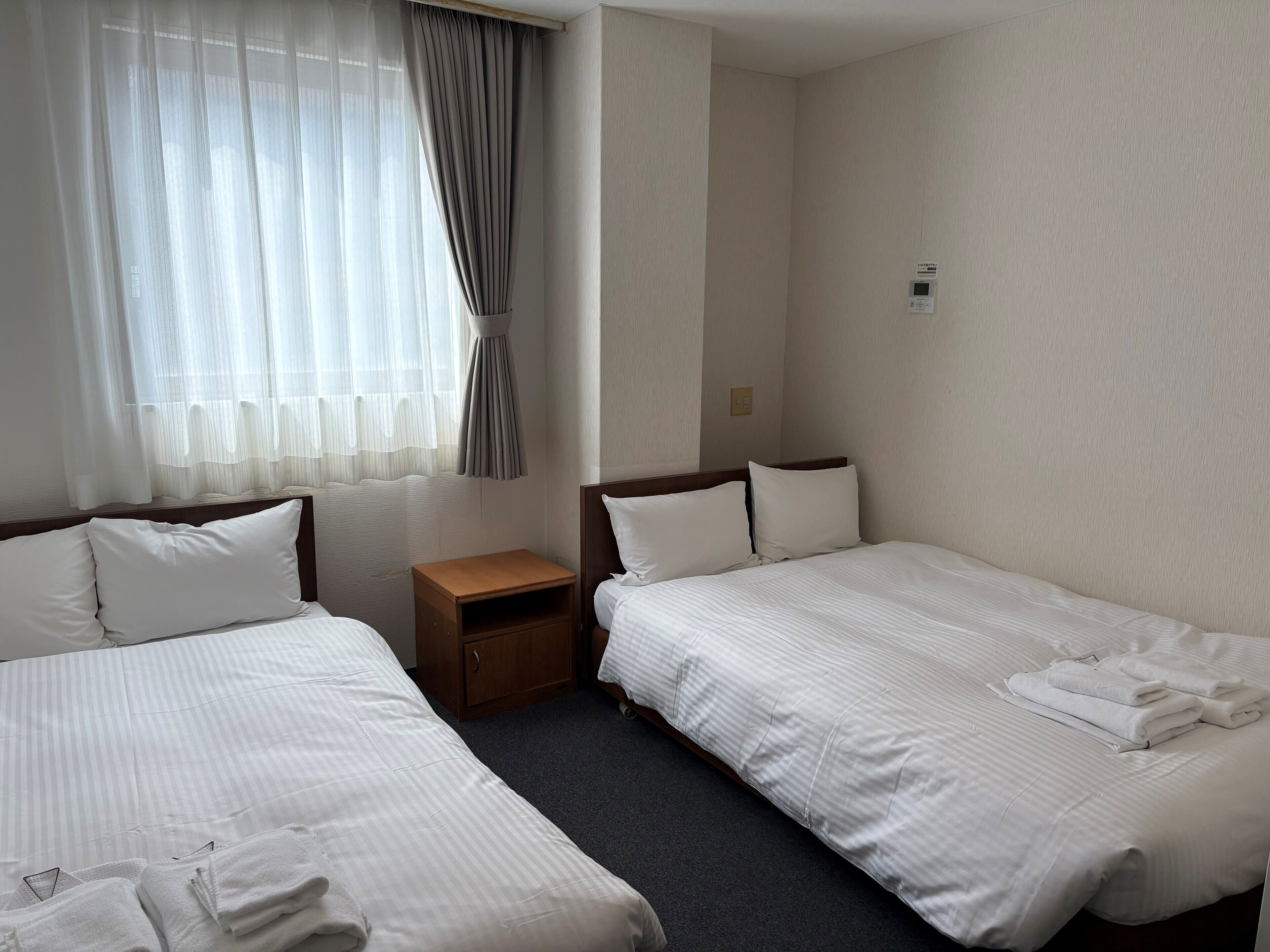 Quarto duplo, para não fumantes | Escrivaninha, cortinas blackout, Wi-Fi de cortesia, roupa de cama