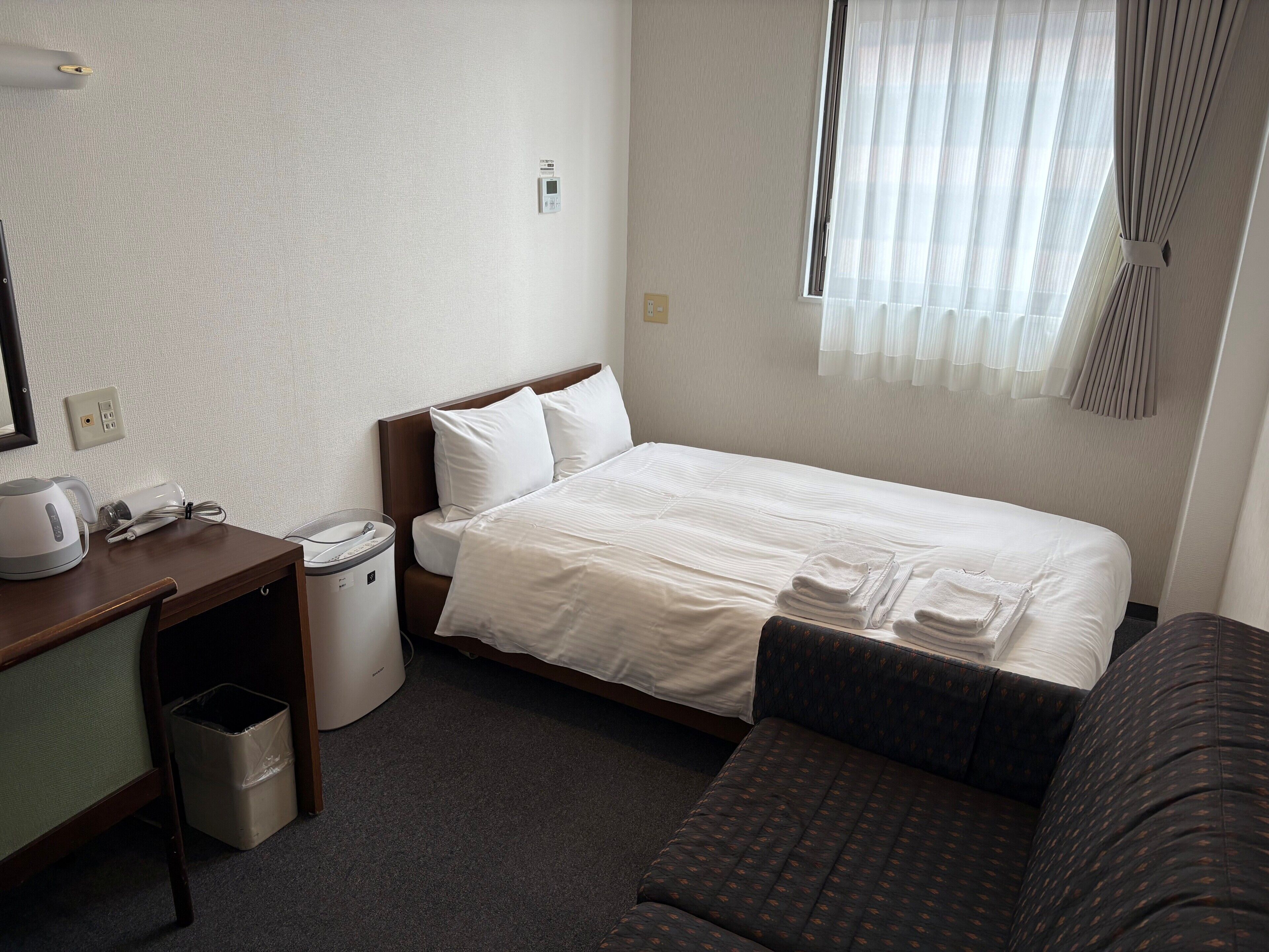 Quarto solteiro, para não fumantes | Escrivaninha, cortinas blackout, Wi-Fi de cortesia, roupa de cama