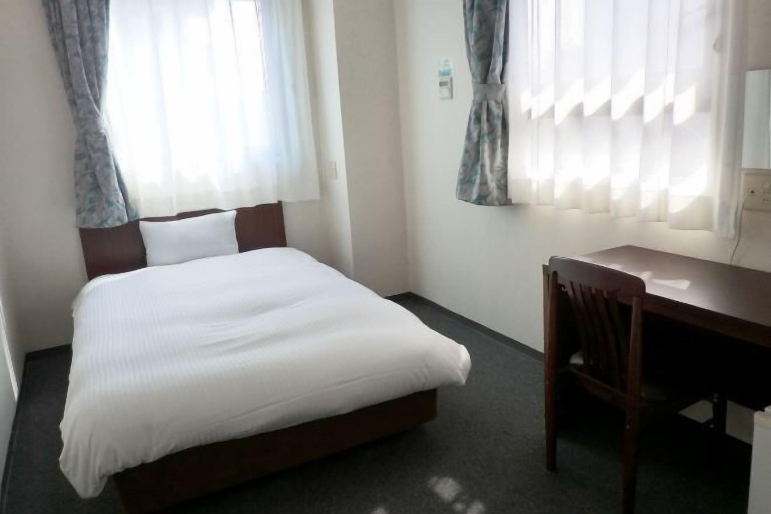 Escritorio, cortinas blackout, wifi gratis y ropa de cama 