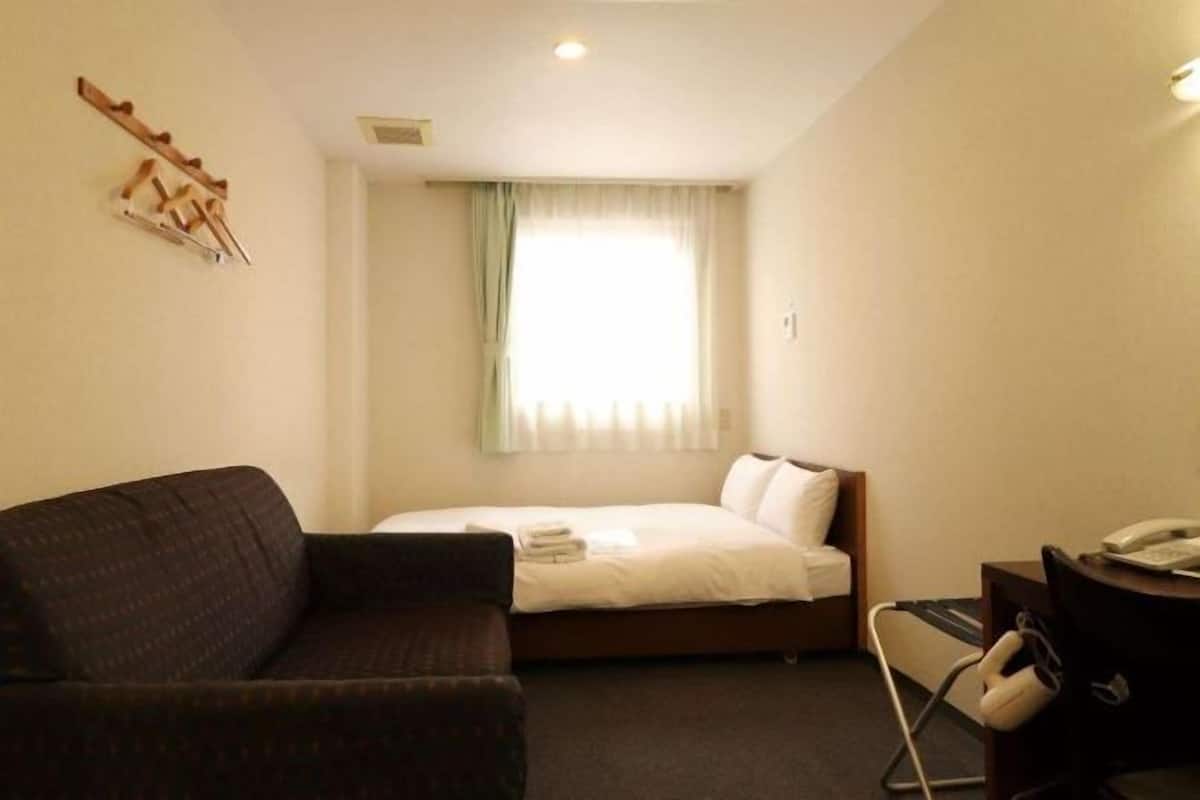 Desk, blackout drapes, free WiFi, bed sheets
