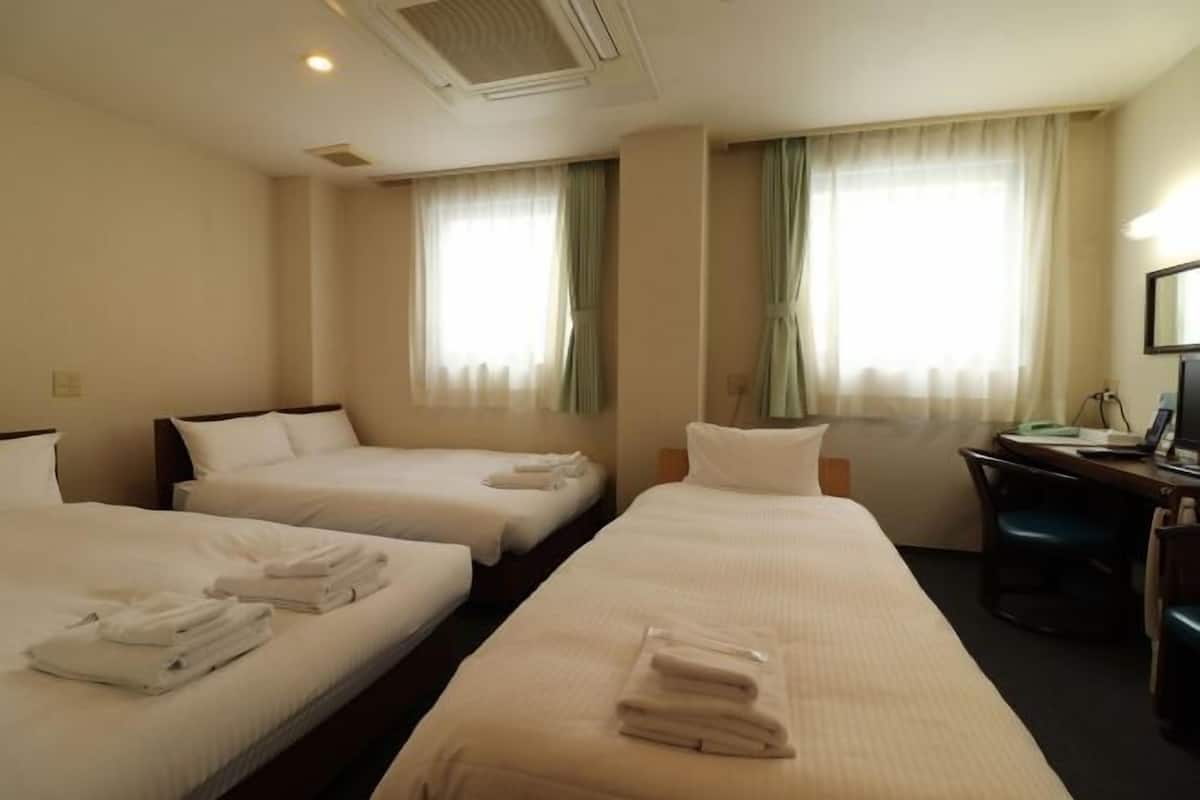 Escritorio, cortinas blackout, wifi gratis y ropa de cama