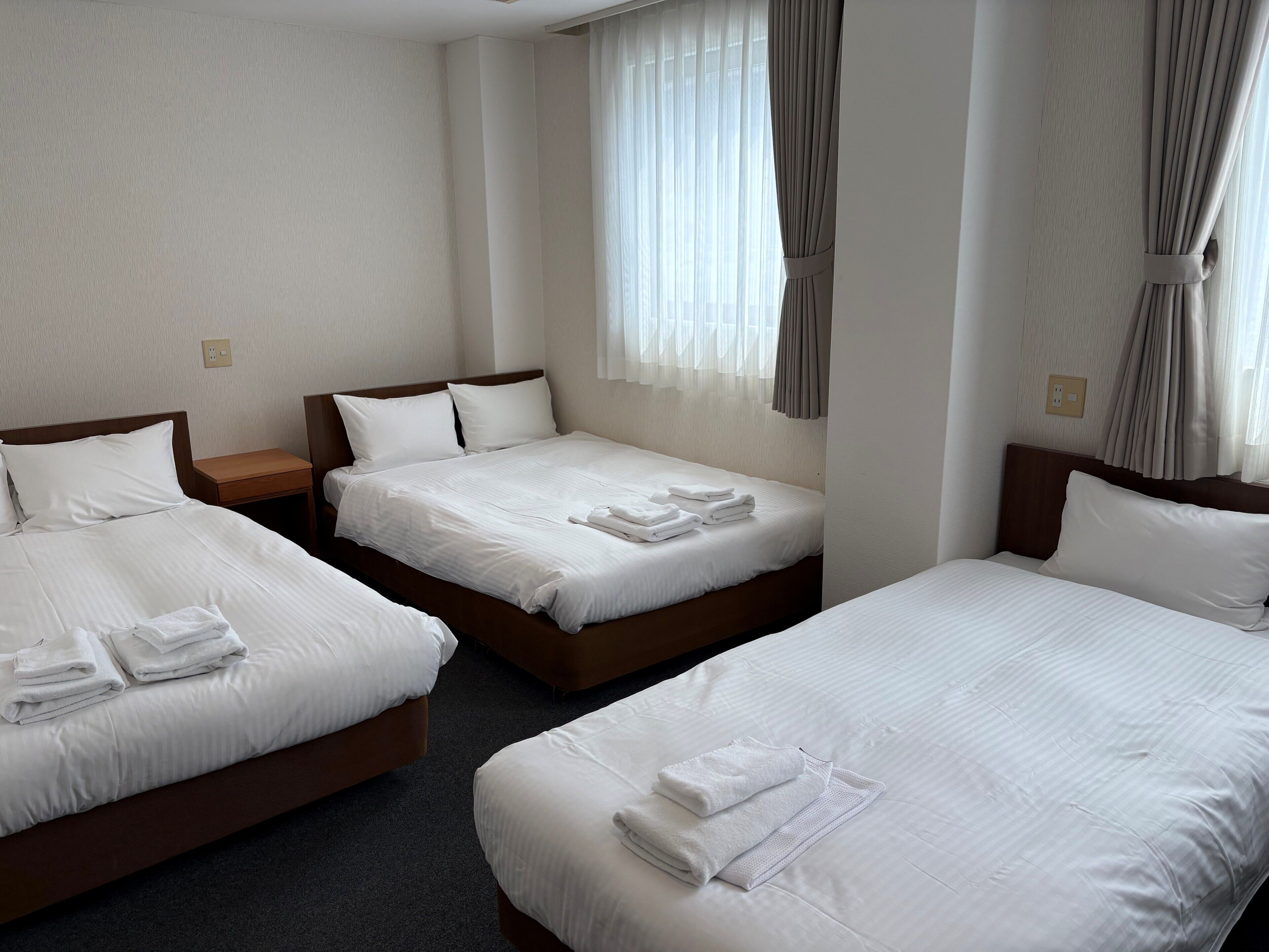 Quarto triplo, para não fumantes | Escrivaninha, cortinas blackout, Wi-Fi de cortesia, roupa de cama